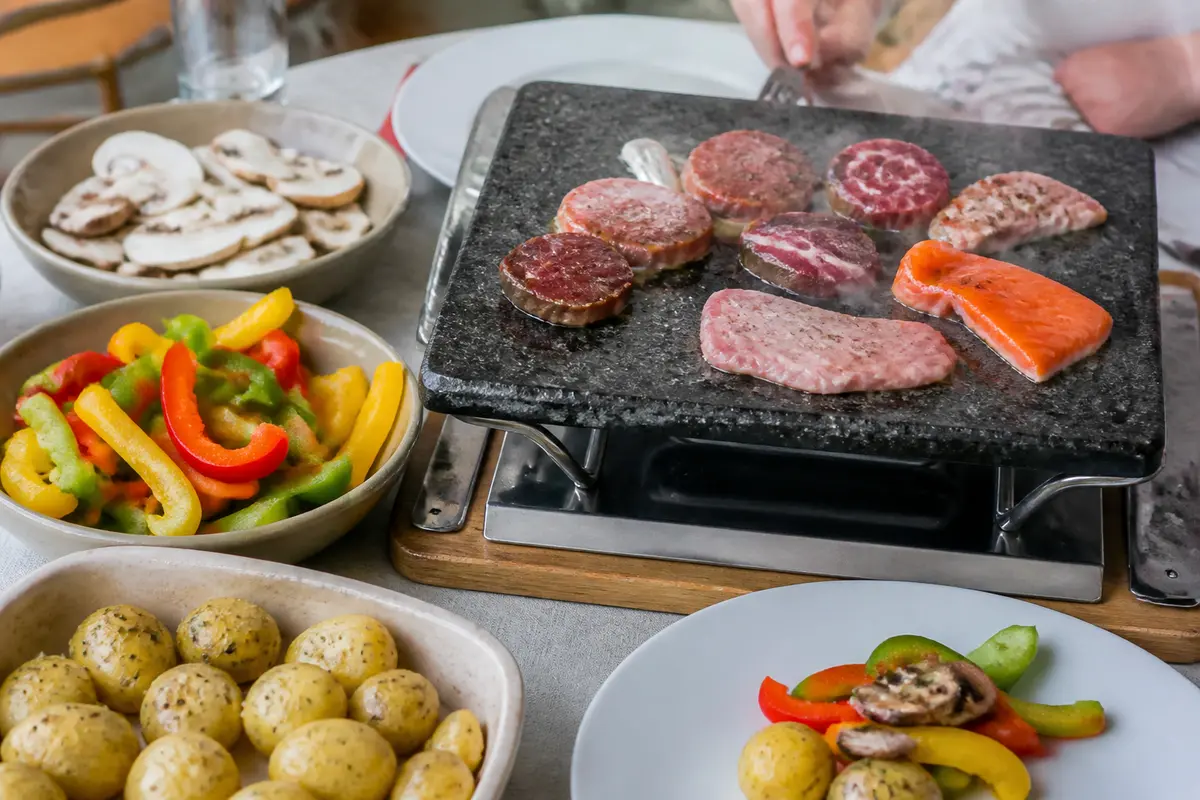 Comment accompagner une pierrade : recettes, sauces &amp; légumes ?